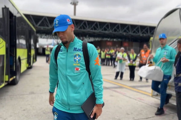 Seleção desembarca em SP após empate na estreia de Ancelotti
