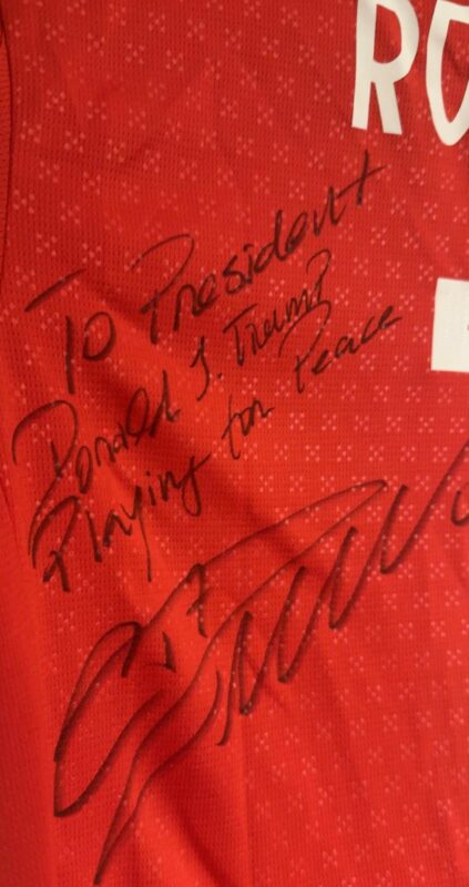 Cristiano Ronaldo presenteia Trump com camisa: “Jogando pela paz”