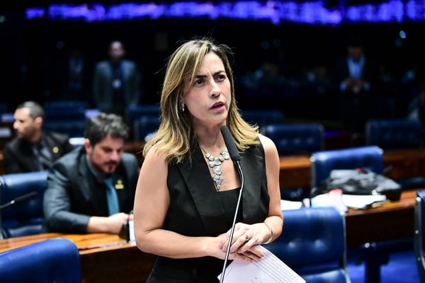 “Não tomo mais água e café do Senado”, diz senadora com medo de veneno