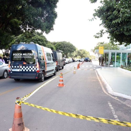 Polícia contém homem que ameaçava explodir bomba em frente a ministério