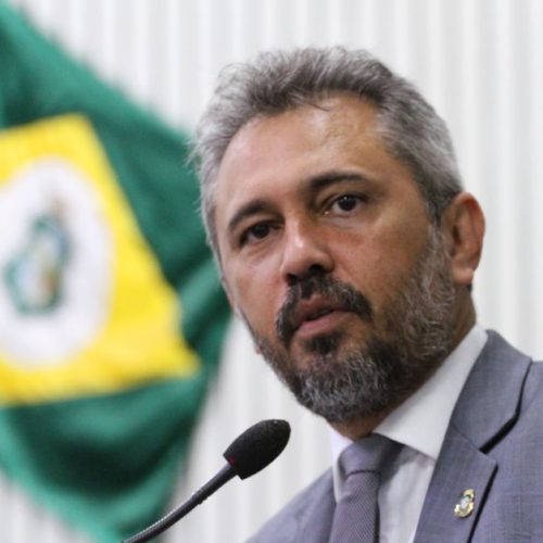 Elmano de Freitas lidera cenários para reeleição no CE, diz Paraná Pesquisa