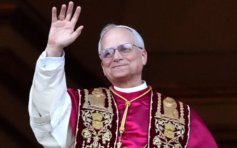 Papa Leão XIV celebra primeira missa com cardeais no Vaticano; siga
