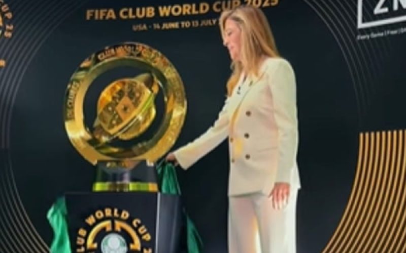 Vídeo: Palmeiras recebe o troféu do Mundial de Clubes da Fifa