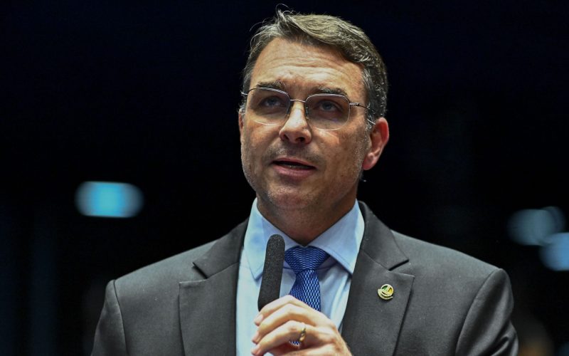 Flávio entrega a enviado de Trump dossiê que liga facções ao terrorismo