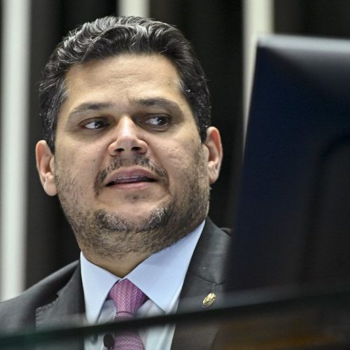 Alcolumbre sinaliza que CPMI do INSS só será instalada no segundo semestre