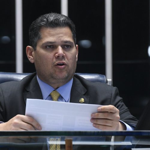 Alcolumbre avaliará pautar PEC do fim da reeleição na próxima semana