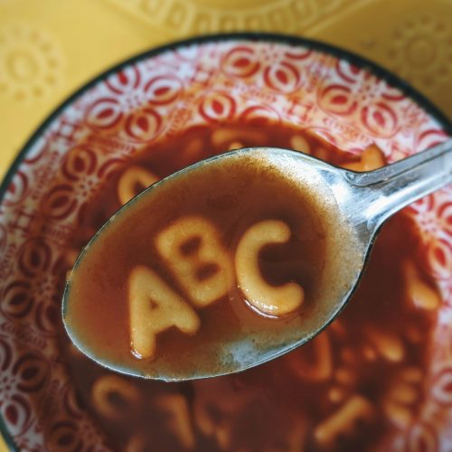 Criança aprendendo inglês? Veja como criar ambiente bilíngue em casa