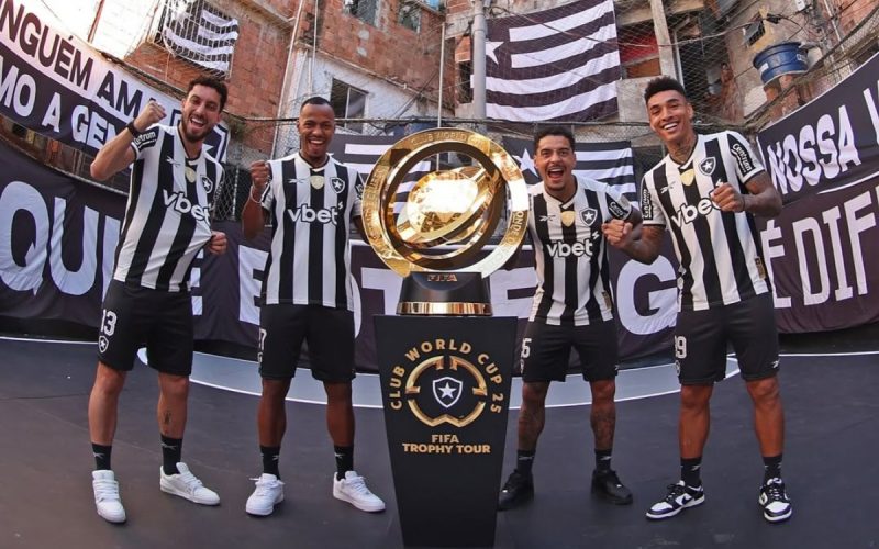 Botafogo leva troféu do Mundial de Clubes para comunidade no RJ; veja