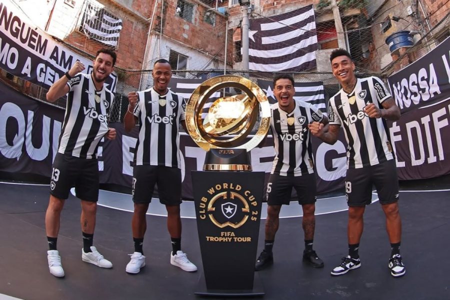 Botafogo leva troféu do Mundial de Clubes para comunidade no RJ; veja