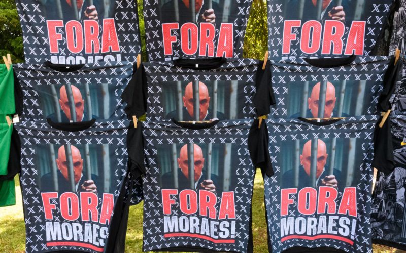 Camiseta com montagem de Moraes na cadeia é vendida a R$ 50 em ato