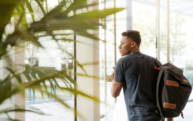 Fundo oferece cursinho pré-vestibular para jovens negros