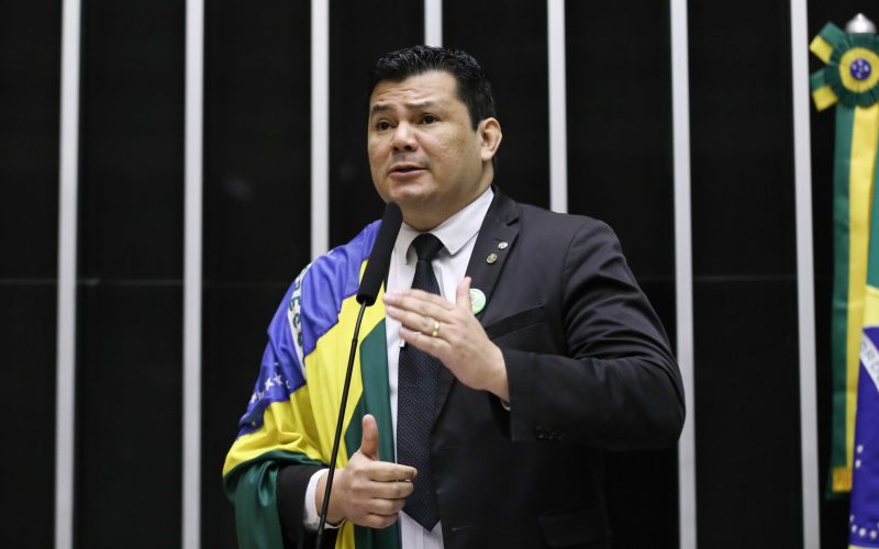 Relator vota para suspender mandato de Gilvan da Federal por três meses