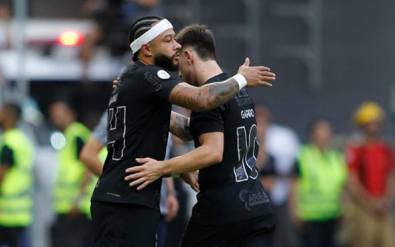 Depay não treina e pode desfalcar Corinthians na Copa do Brasil