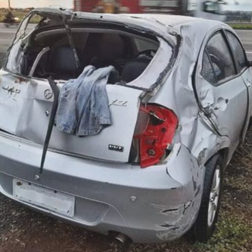 Homem capota carro e furta veículo de motorista que parou para ajudar