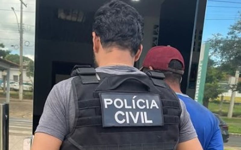 Vídeo: homem agride ex-mulher com taco de sinuca dentro de bar em GO
