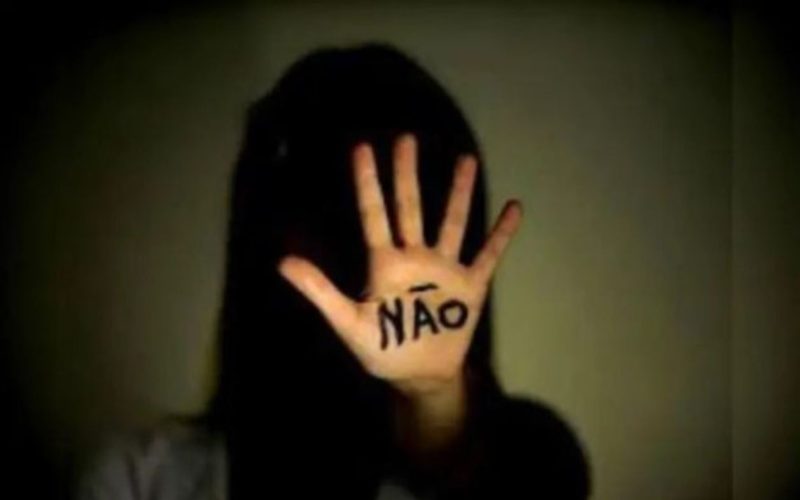 Homem com faca estupra mulher, se esconde debaixo de cama e é preso