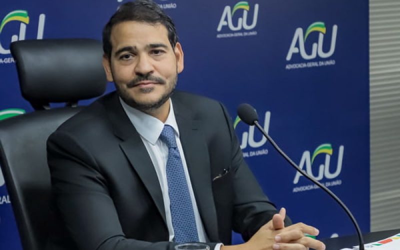 Governo acionará Flávio Bolsonaro criminalmente por associar Lula ao PCC