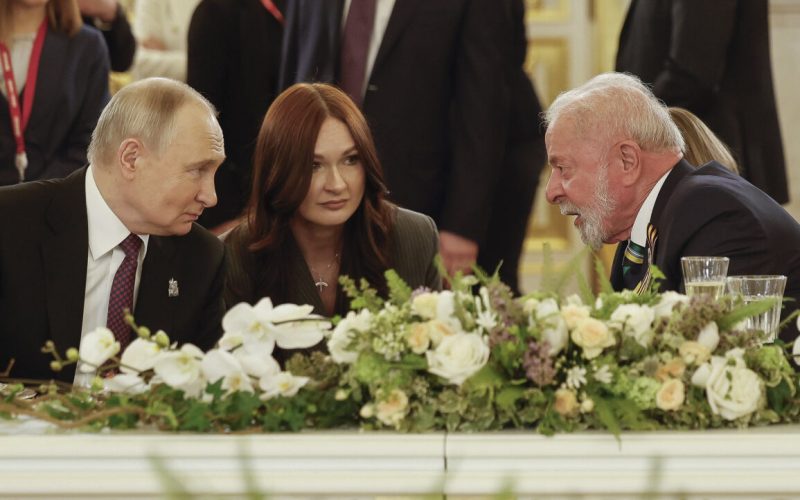 Lula celebra Dia da Vitória com Putin em visita à Rússia. Veja imagens