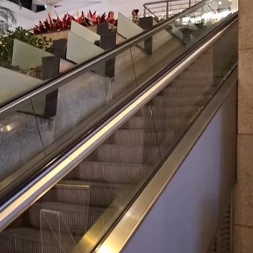 Mãe faz alerta após filho prender tênis em escada rolante de shopping