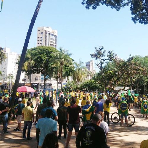 Manifestantes pró-Bolsonaro realizam ato em Goiânia