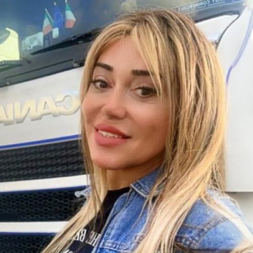 Mulher Abacaxi fica presa em elevador durante apagão na Espanha