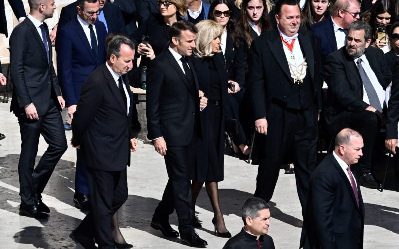 Conclave: jornais falam em “complô” de Macron na escolha do novo papa