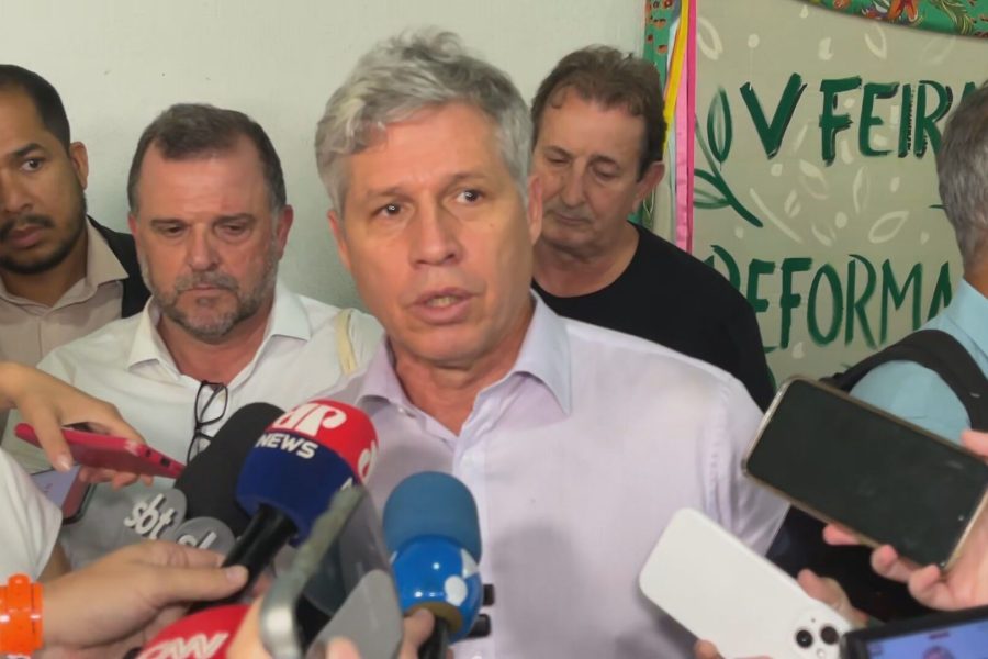 Movimento que não faz pressão é pelego, diz Paulo Teixeira em evento do MST