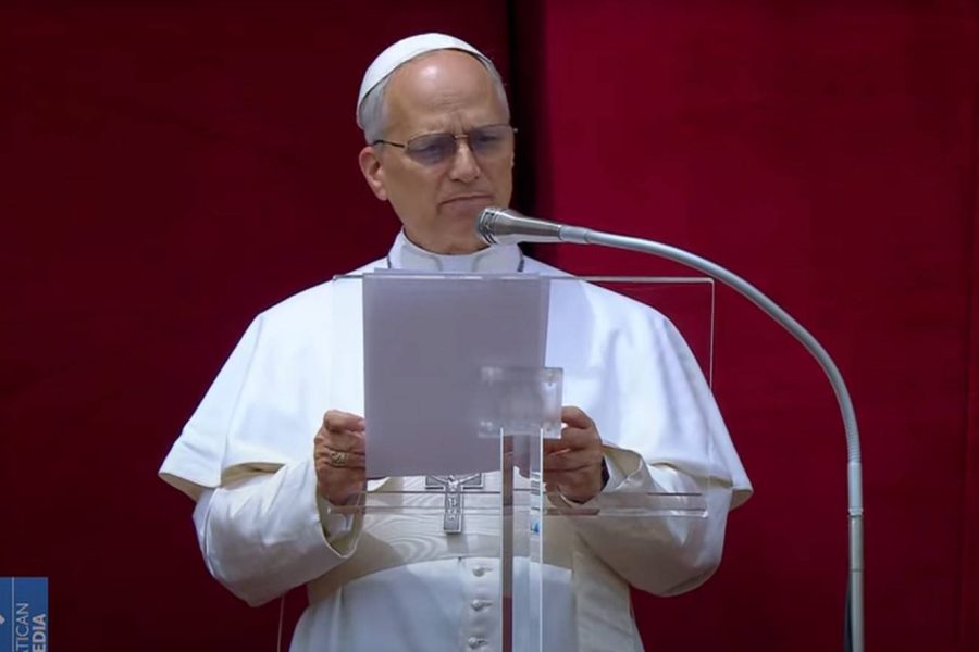 Papa Leão XIV conduz oração Regina Caeli e faz apelo por paz no mundo