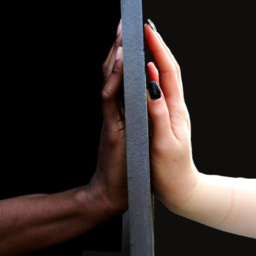 63% da população preta e parda entre 15 e 64 anos é analfabeta no Brasil
