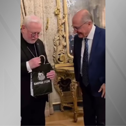Alckmin brinca com entrega de camisa do Santos ao papa: “Agora vai“