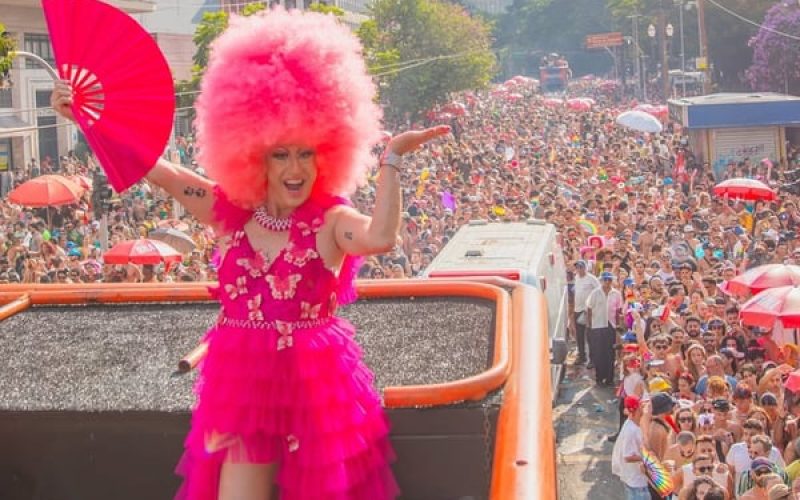 Executivo de 60 anos abandona carreira para virar drag queen