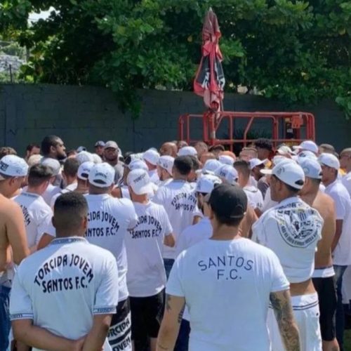 Vídeo: torcedores invadem CT Rei Pelé para cobrar elenco do Santos