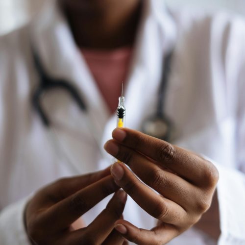 Covid-19: vacinas devem evoluir para enfrentar novas variantes, diz estudo