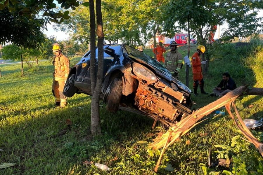 Motorista perde o controle de carro e capota no canteiro da BR-040