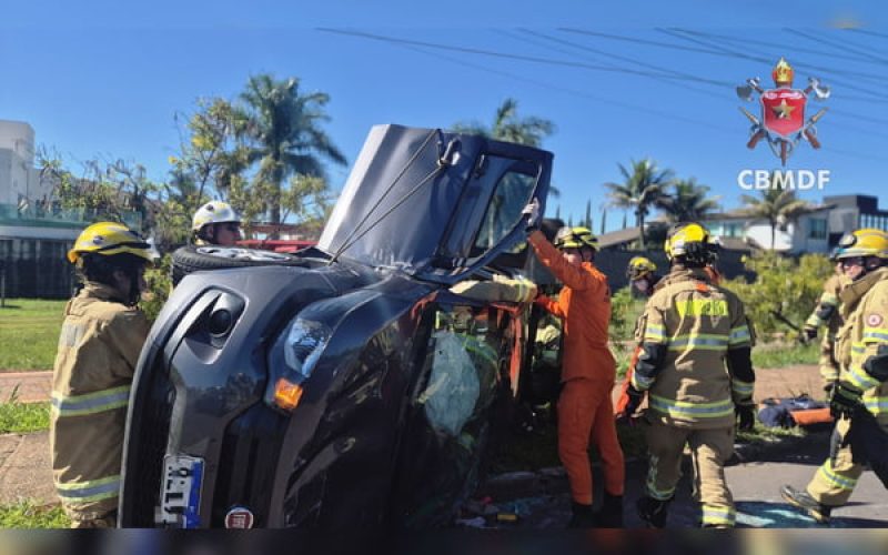 Motorista é socorrida após sofrer acidente e ficar presa às ferragens