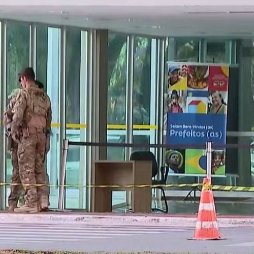 Suspeita de bomba em frente a ministério mobiliza polícia em Brasília