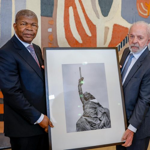Lula presenteia presidente da Angola com obra de Sebastião Salgado