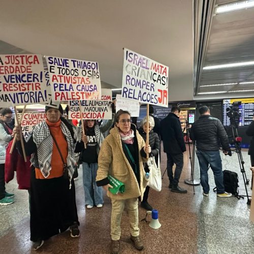 Ativista brasileiro preso em Israel ao tentar ir para Gaza chega a SP