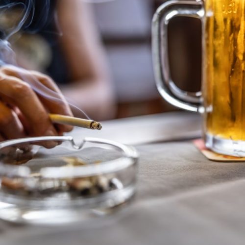 Fumar, beber e sedentarismo: danos à saúde surgem antes dos 40, diz estudo