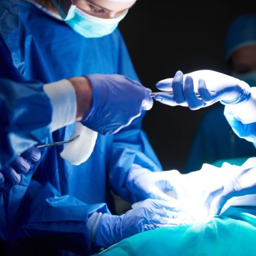 Cirurgia de coluna: implantes inteligentes ampliam eficácia; entenda
