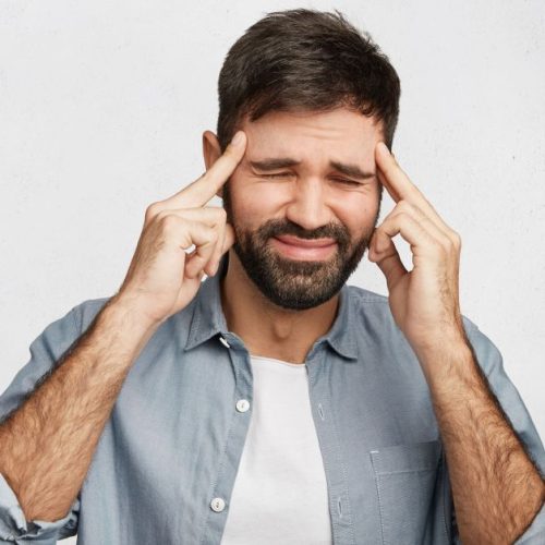 Enxaqueca: especialista detalha causas e tratamento