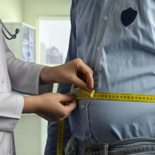 Por que a cintura aumenta após os 45 anos? Novo estudo responde