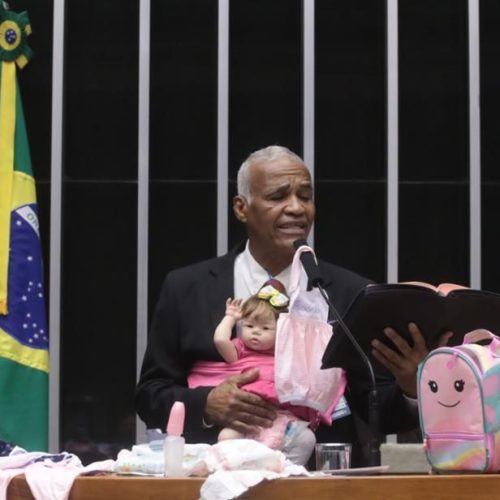 Deputado discursa na tribuna da Câmara com bebê reborn no colo
