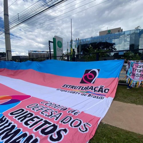 Protesto critica resolução do CFM sobre direitos de pessoas trans