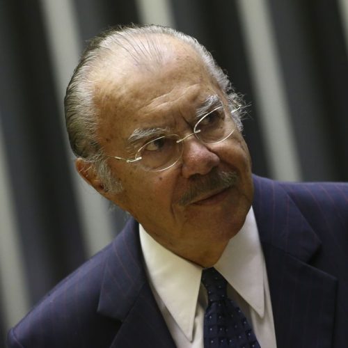 “Falta uma, não. Faltam muitas“ diz Sarney sobre lideranças políticas