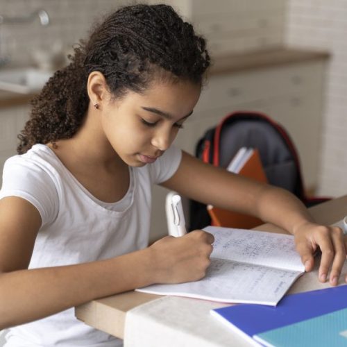 IA vai ajudar alunos e professores na correção de tarefas em SP