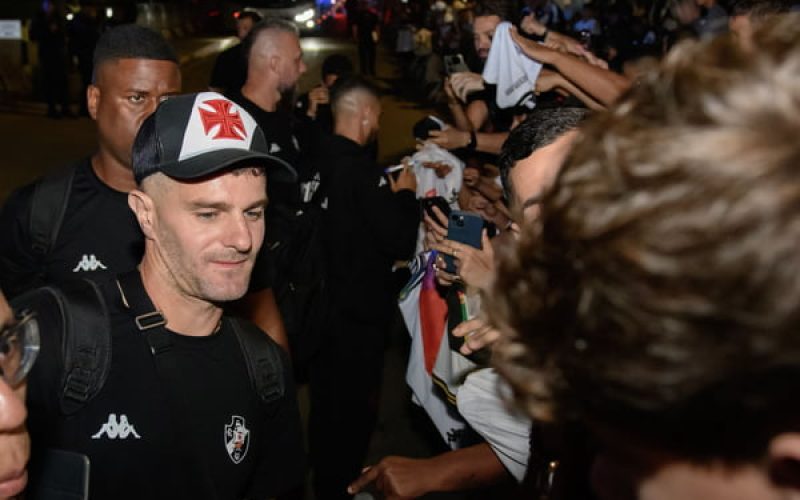 Torcida recebe o elenco do Vasco com festa antes de jogão no DF